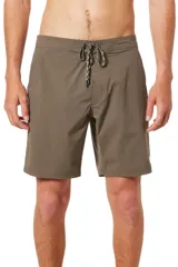 Short de baño marrón con cordón ajustable en la cintura y bolsillos laterales.