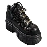 Botas chunky negras de eco cuero con plataforma de 8 cm y cordones con detalles metálicos.
