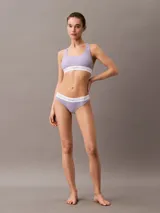 Bombacha clásica Calvin Klein de algodón modal acanalado color lila con cintura elástica blanca con logo.