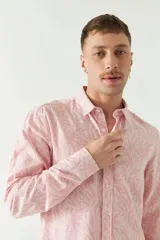 Camisa de manga larga con estampado de hojas en tonos azul marino y negro.