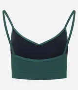 Top deportivo negro de microfibra, con breteles finos y detalle fruncido en el busto.