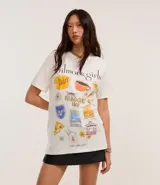Remera blanca de algodón con estampado de elementos referentes a la serie Gilmore Girls.
