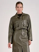 Chaqueta corta de eco cuero color verde militar, con cuello camisero, cierre frontal con botones a presión, bolsillos de parche con solapa en el pecho y forro interno a tono.