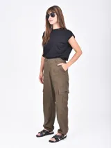 Pantalón cargo de mujer color verde militar, tiro alto, con bolsillos laterales y puños ajustables con cordón.