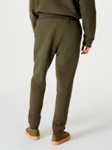 Pantalón de jogging marrón con cintura elástica y cordón ajustable.