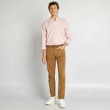 Camisa de vestir rosa claro, corte clásico, cuello mao y mangas largas con puños abotonados.