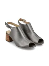 Sandalia peep toe color blanco hueso, confeccionada en cuero, con taco de madera y hebilla metálica.