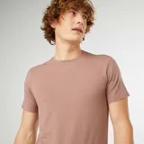 Remera lisa color marrón claro, de corte slim fit y cuello redondo.