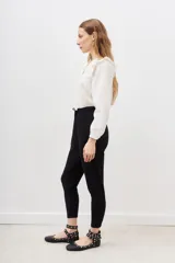Pantalón babucha negro con cintura elastizada y cordón ajustable.
