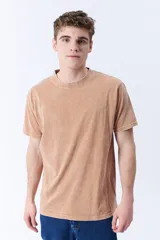 Remera de manga corta color beige oscuro con efecto lavado.