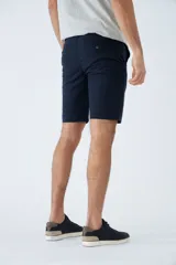 Bermuda color gris claro de corte chino, con logo bordado y bolsillos laterales.