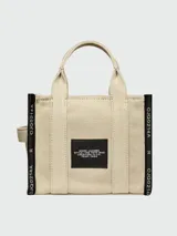 Bolso tote pequeño Marc Jacobs, confeccionado en jacquard negro con logo de la marca en blanco. Tiene doble asa de mano y correa bandolera ajustable y extraíble.