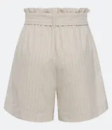 Short de lino color beige con finas rayas verticales rojas, corte clochard, cintura alta fruncida con lazo y bolsillos delanteros.