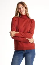 Polera tejida en hilado fino, color rojo ladrillo, con cuello alto y manga larga con tajo en el puño.