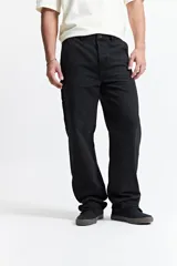 Pantalón jean celeste de corte carpenter, tiro medio, con presillas para cinturón y bolsillos laterales.
