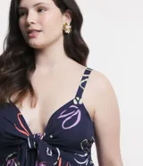 Blusa larga de viscosa con estampado floral, escote en V con lazo, breteles medianos y abertura frontal.