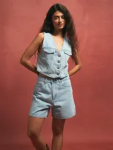 Short celeste de jean con corte a la rodilla.