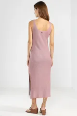 Vestido largo tejido en jersey con hilo lurex color rosa, con escote redondo y abertura lateral.