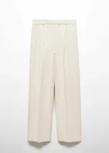 Pantalón de vestir color beige, de corte wide leg, con trabillas, bolsillos laterales, pinzas, tiro medio y cierre oculto de botón, gancho y cremallera.