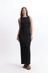 Vestido largo celeste sin mangas y escote redondo. Con silueta ajustada y tela liviana con textura.