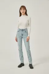 Pantalón de jean celeste de corte recto y tiro medio.