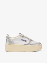 Zapatillas urbanas Autry Medalist con plataforma, de cuero blanco y detalles plateados.