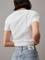 Pantalón de jean skinny de tiro alto, color celeste claro, con diseño de cinco bolsillos y cierre con cremallera.