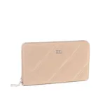 Billetera grande color taupe de símil cuero con cierre perimetral. Tiene 16 compartimentos internos y un bolsillo con cierre.