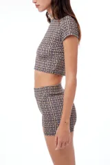Short tipo boxer de tela elastizada con estampado geométrico en tonos beige y marrón.