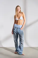 Short de algodón celeste con cintura elastizada y botones decorativos.