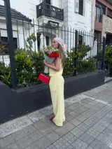 Conjunto de dos piezas color azul eléctrico, compuesto por un chaleco de manga corta con escote en V y botones frontales, y un pantalón de tiro alto con pierna ancha y pliegues.