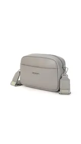 Bandolera gris con correa de galón a tono larga y regulable, cierre central, bolsillo frontal, bolsillos internos y bolsillo posterior.