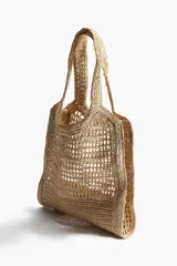 Bolso tipo tote de paja trenzada color beige con asas dobles y la inscripción "Amour Paris" en negro.