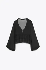 Camisa negra de manga larga abullonada con escote en pico y volantes.
