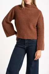 Sweater de punto acanalado color marrón, con cuello alto tipo polera y mangas largas de corte ancho. Posee un diseño oversize confeccionado en mezcla de lana.