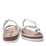 Sandalias bajas de cuero marrón con plantilla anatómica y hebillas ajustables.