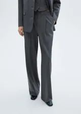 Pantalón de vestir gris con raya diplomática, tiro medio, corte recto y pinzas.