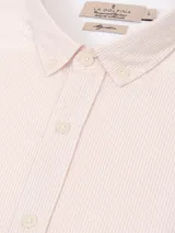 Camisa de rayas en tonos beige, de manga larga y tejido de algodón.