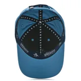Gorra celeste con logo de pingüino bordado en blanco y negro.