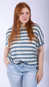 Remera de mangas cortas con rayas horizontales azules y blancas, corte holgado y cuello redondo.