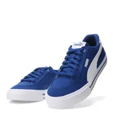 Championes urbanos Puma modelo Court Classic Vulc de corte bajo, color azul con la franja característica de la marca en blanco. Cuentan con capellada textil, cierre de cordones al tono y suela de goma blanca vulcanizada con detalles de líneas en azul y marrón.