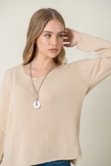 Sweater gris oscuro de lana con cuello en V y corte holgado.