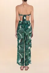 Pantalón ancho de tiro alto con cintura elástica y bolsillos cargo a los lados. Confeccionado en tela ligera con estampado abstracto en tonos verdes y azules.