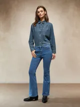 Jeans de mujer color azul medio, tiro medio-alto, corte Oxford (acampanado desde la rodilla).