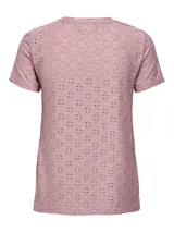 Camiseta rosa con pequeños calados, de manga corta y cuello redondo.