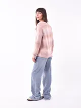 Sweater rosado de tejido de punto con cuello en V.