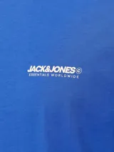 Camiseta azul de manga corta y cuello redondo con logo de Jack & Jones estampado en el pecho.
