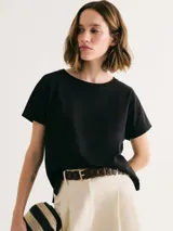 Blusa marrón de manga corta con cuello redondo.