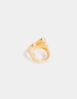 Anillo dorado con forma de corazón.