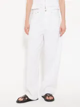 Pantalón slouchy de gabardina blanca sin lycra, de calce relajado.